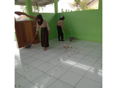 Kegiatan bersih lingkungan dalam rangka pecah rekor MURI Kwartir Nasional